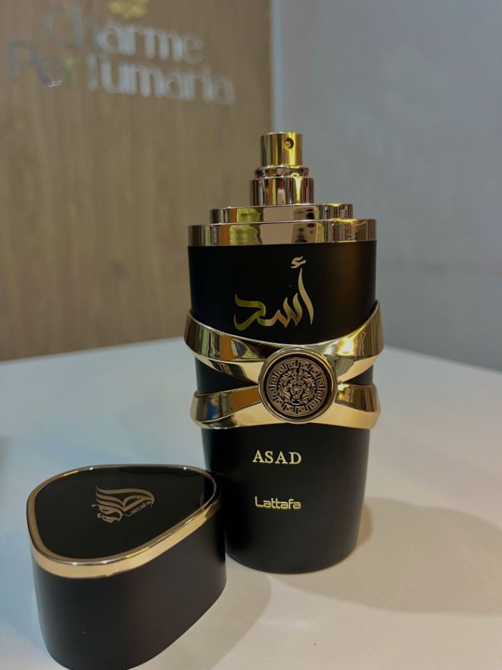 Perfume Asad, da Lattafa, com a caixa