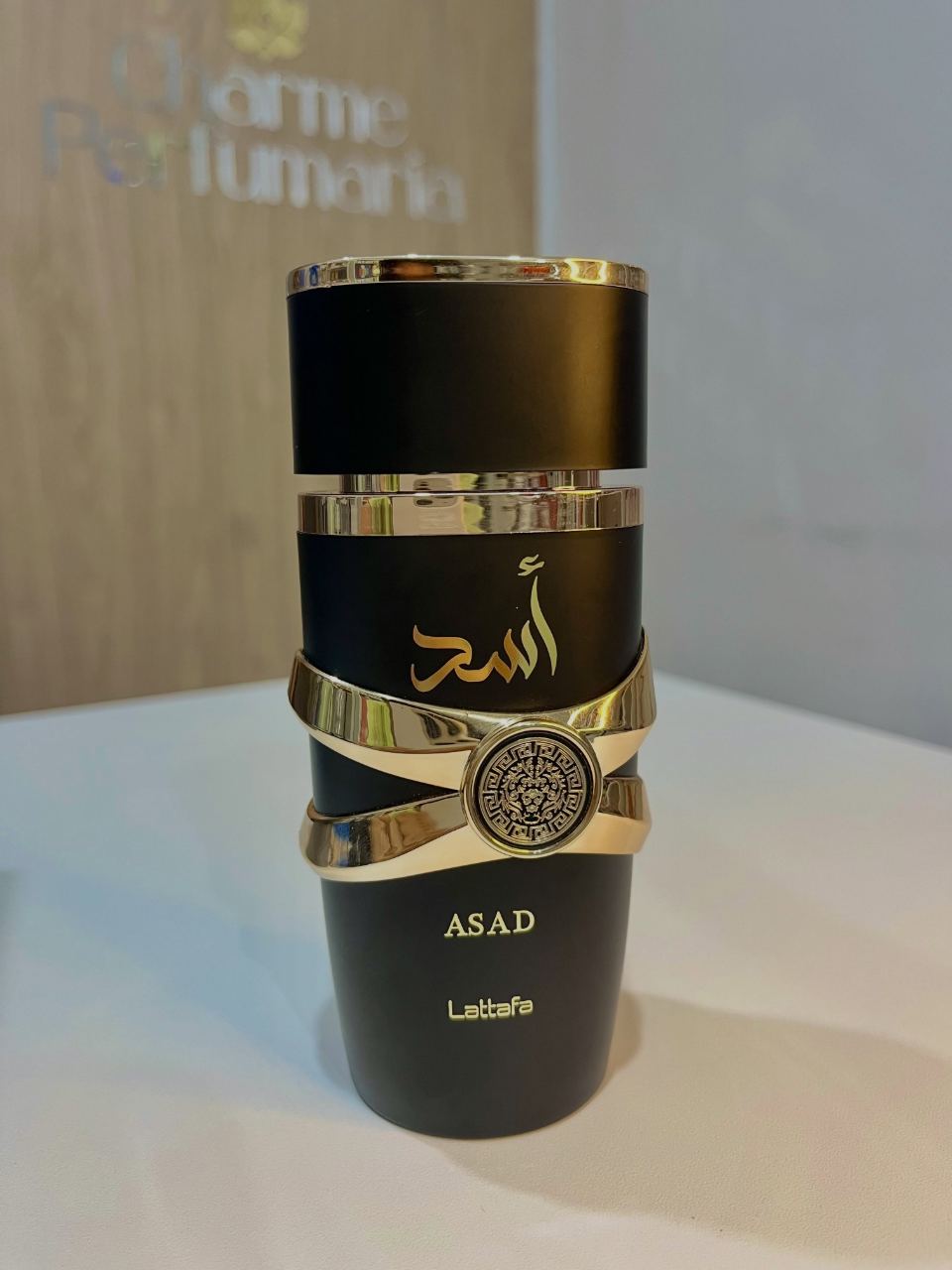 Perfume árabe Asad, da Lattafa, sobre o balcão da Charme Perfumaria