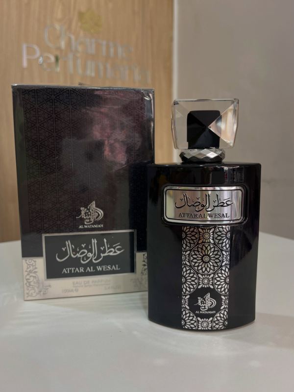 Perfume Attar Al Wesal ao lado da caixa