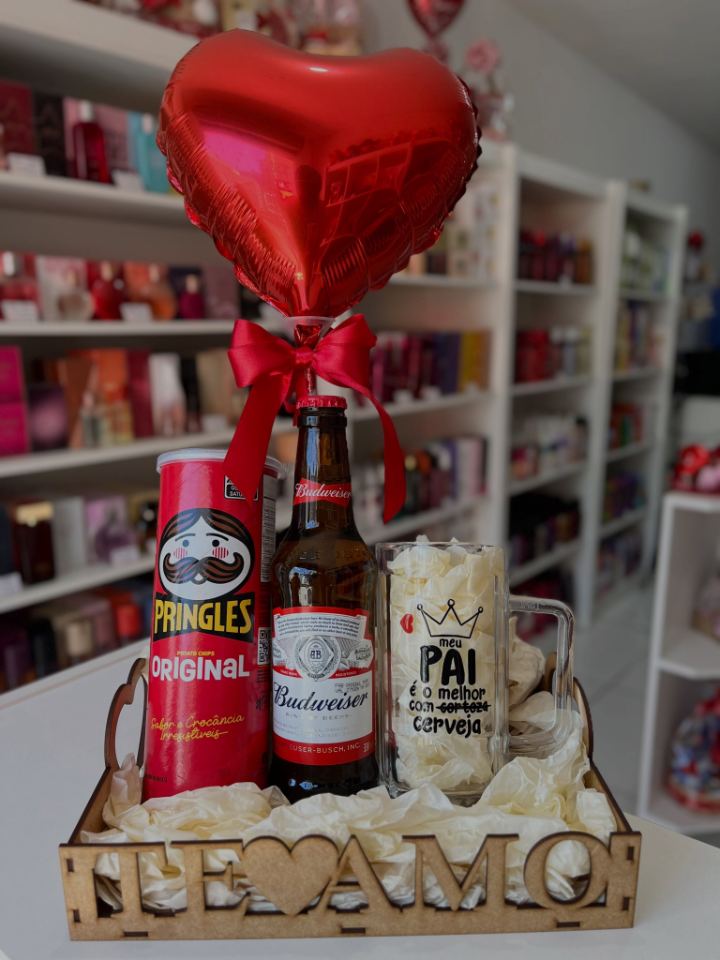 Cesta com balão de coração, Pringles, cerveja e caneca personalizada