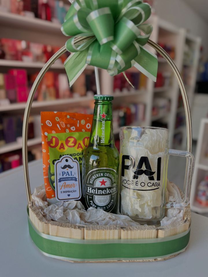 Cesto com laço verde, cerveja, chocolates e caneca personalizada
