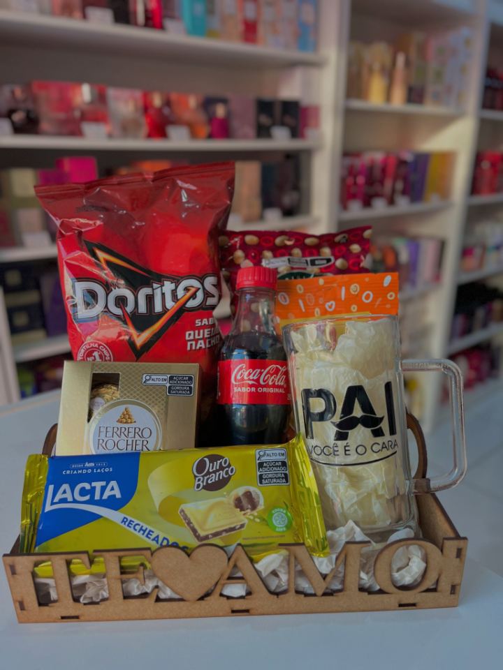 Bandeja Te Amo com salgadinhos, chocolates, refrigerante e caneca