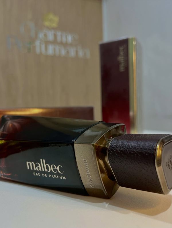 Malbec Eau de Parfum deitado ao lado da caixa